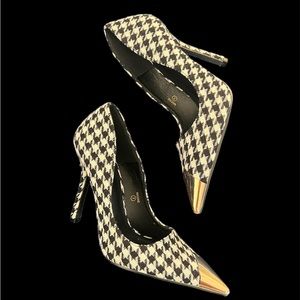 Fashion Nova black & white w gold toe.